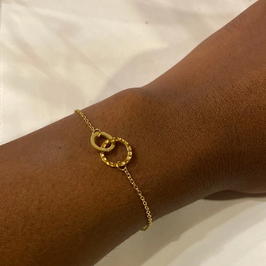 GOLD BRACELET WITH GOLD INTERTWINING RINGS